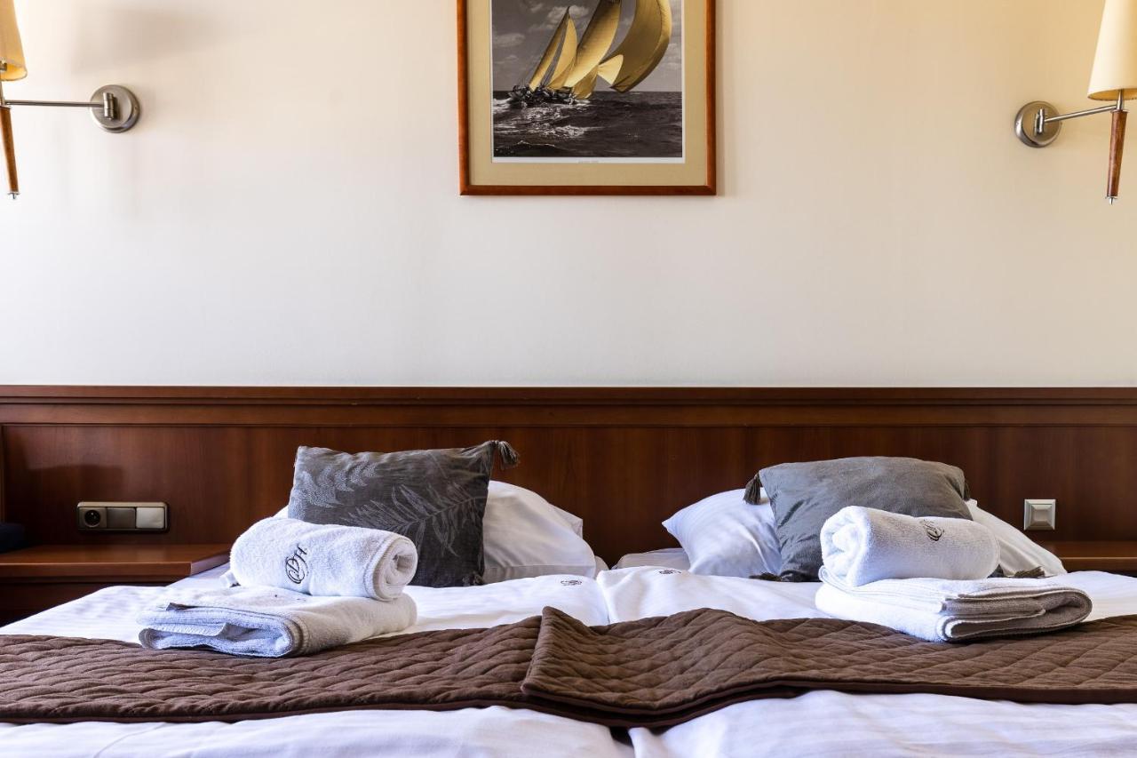 Hotel Diamond W Bialym Dworku Rumia Buitenkant foto
