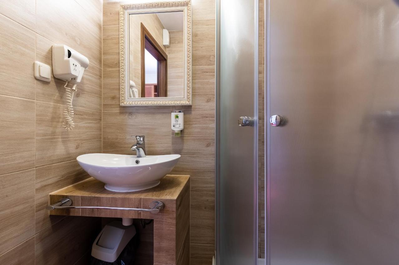 Hotel Diamond W Bialym Dworku Rumia Buitenkant foto