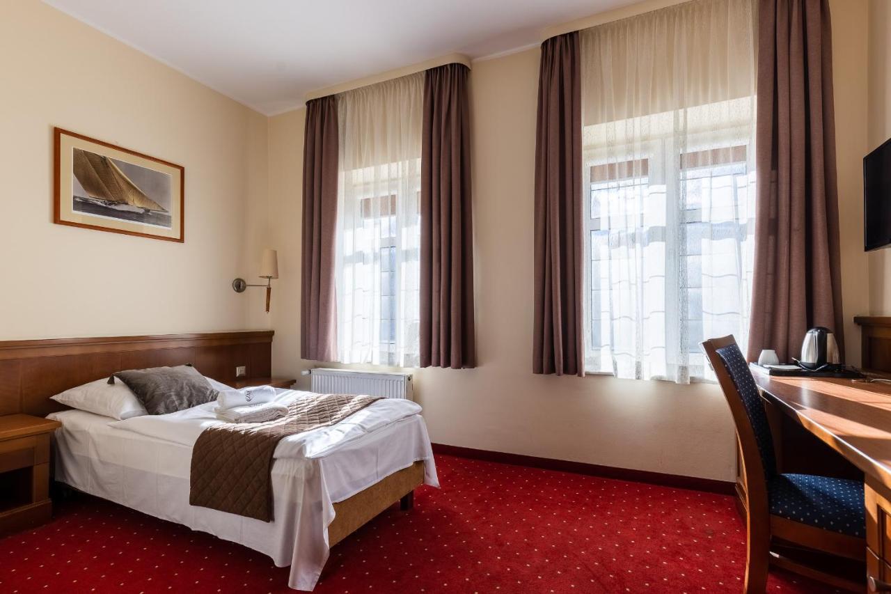 Hotel Diamond W Bialym Dworku Rumia Buitenkant foto